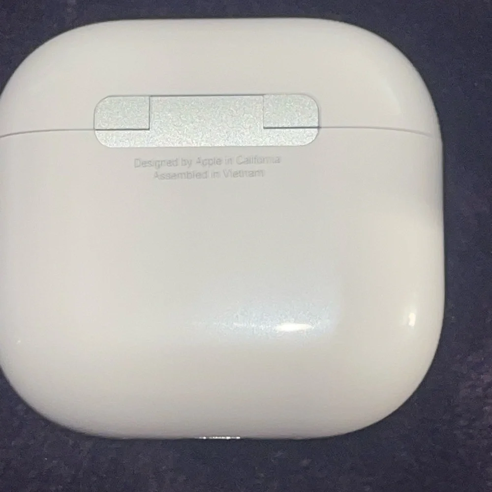 Apple AirPods 4 active noise cancellation